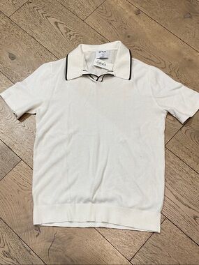Men’s Old Navy cream kit collar shirt. Medium. Moss green stripe on collar. NWT!